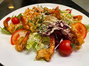 Salade de crudités et queues de crevettes grillées